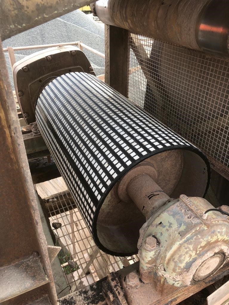 Ceramic-lagged conveyor drum