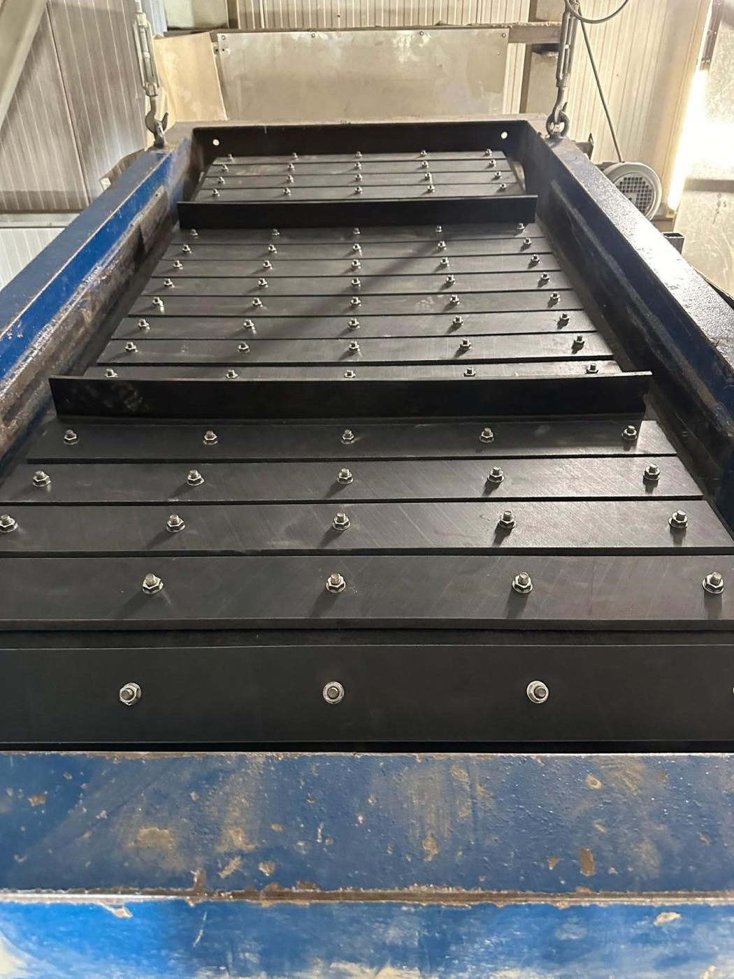 Armoured magnet conveyor belt with steel cleats