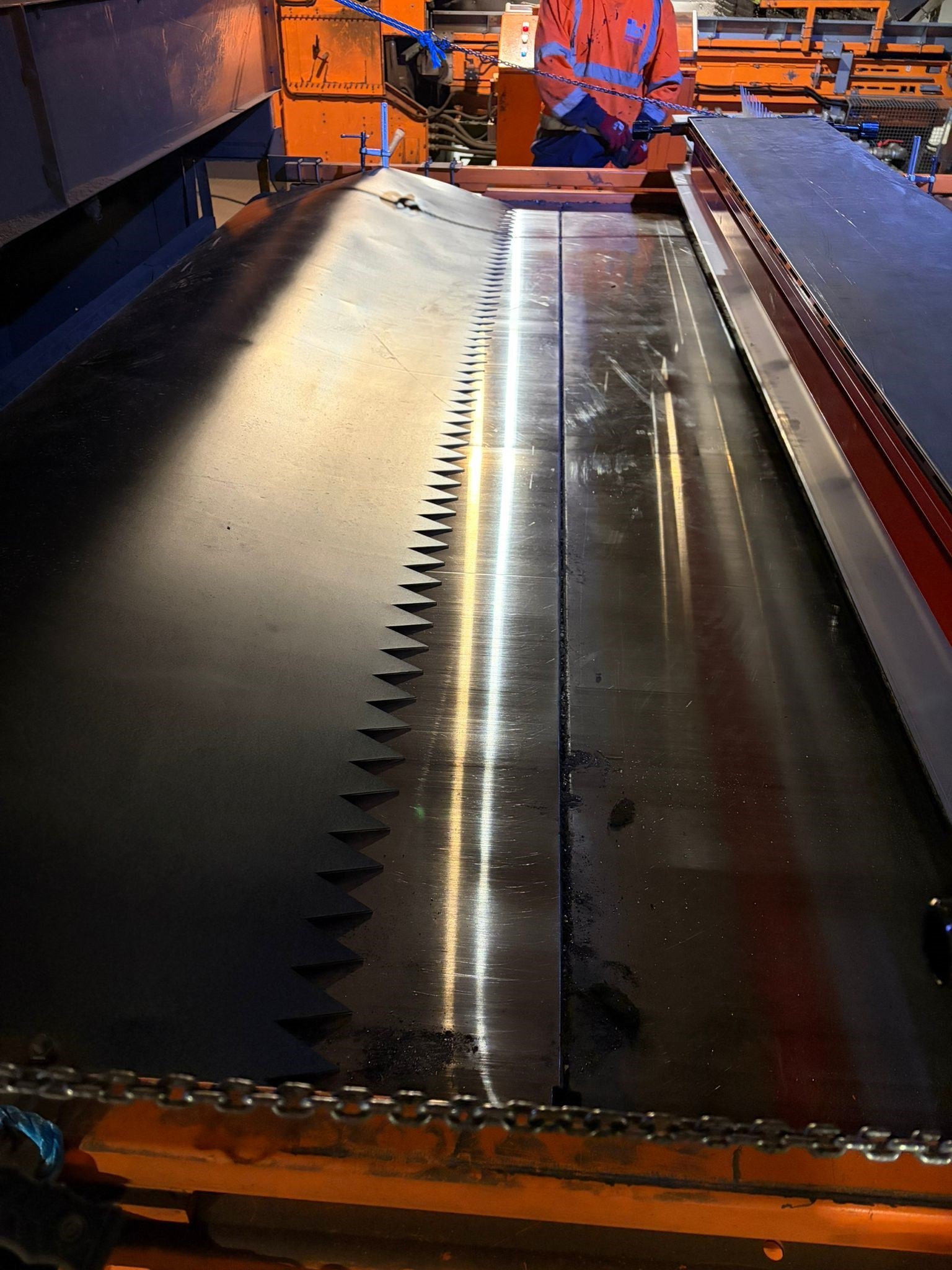 PVC conveyor belt with a finger-spliced joint being vulcanised on site