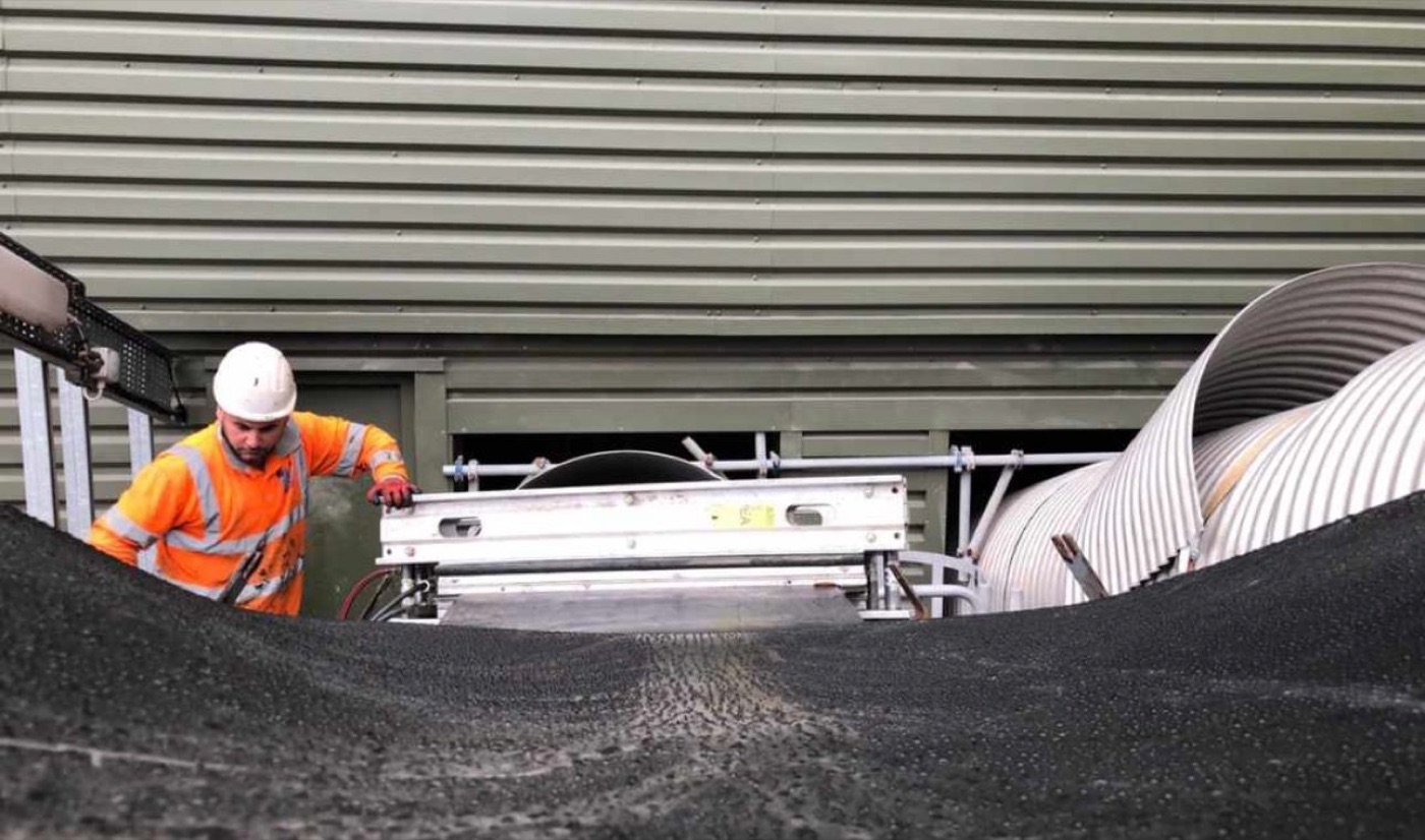 IBI engineer vulcanising a conveyor belt splice with a portable press on site